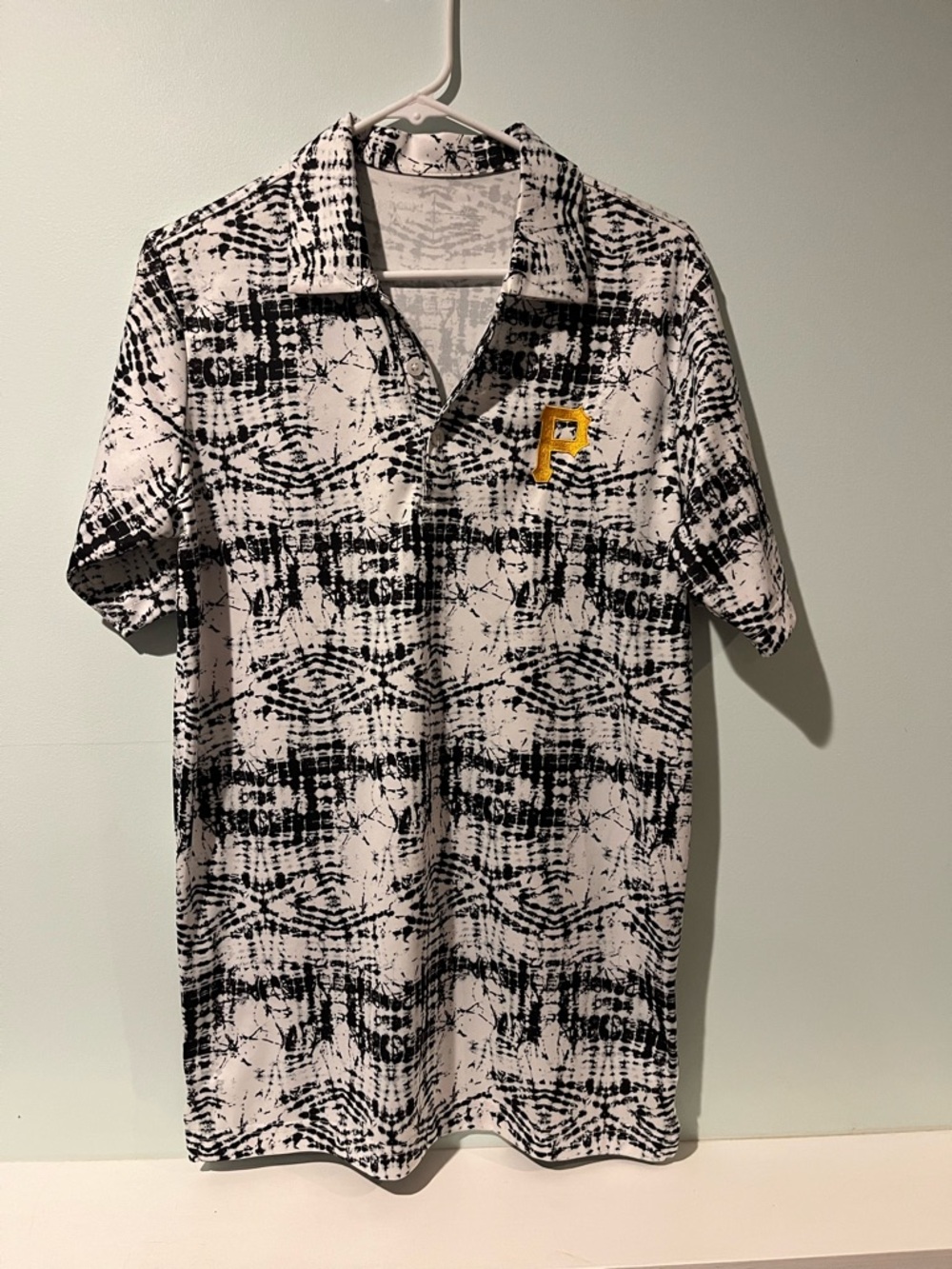 Antigua Men’s Pittsburgh Pirates Black & White Pattern Polo Yellow Logo Size Med